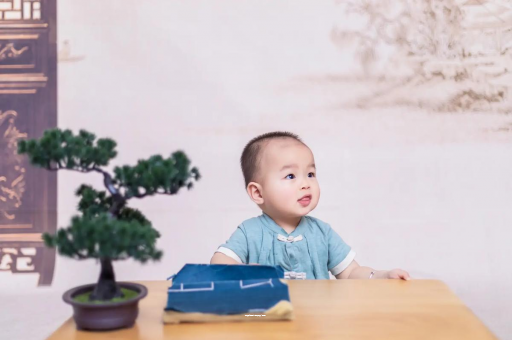 内蒙古怀孕肚子中间凹两边凸